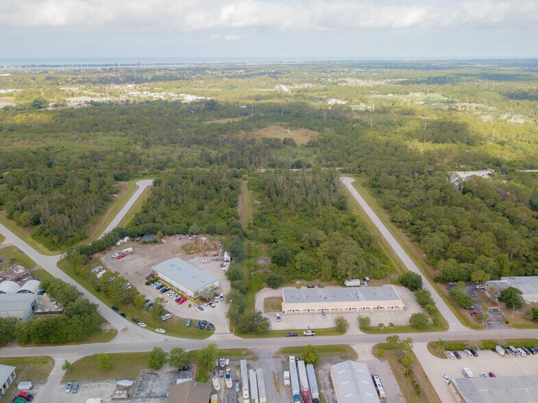 570 Rusty Marshall Dr, Englewood, FL à vendre - Photo du bâtiment - Image 3 de 8