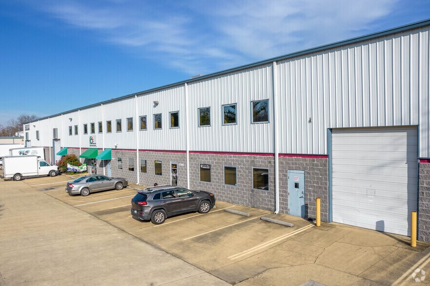 15005 Farm Creek Dr, Woodbridge, VA à louer - Photo du bâtiment - Image 3 de 5