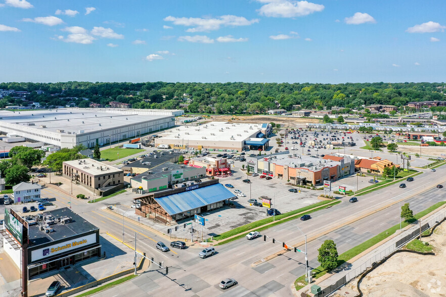 7405-7409 Dodge St, Omaha, NE for lease - Building Photo - Image 2 of 7