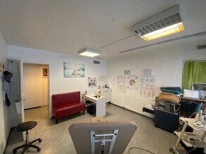 166 Avenue De Hambourg, Marseille for lease Interior Photo- Image 2 of 4