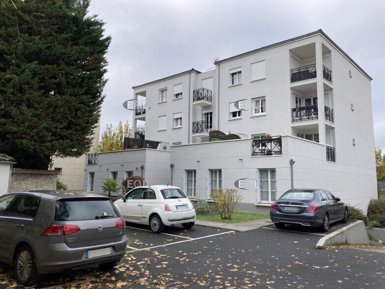 Flex in Saint-Maur-des-Fossés for lease - Building Photo - Image 2 of 11