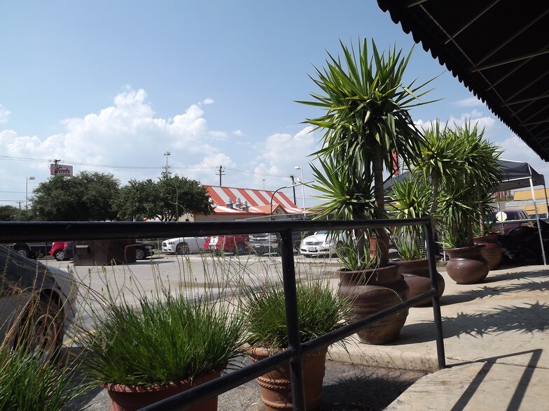 8418 Broadway St, San Antonio, TX à louer - Photo du bâtiment - Image 3 de 91