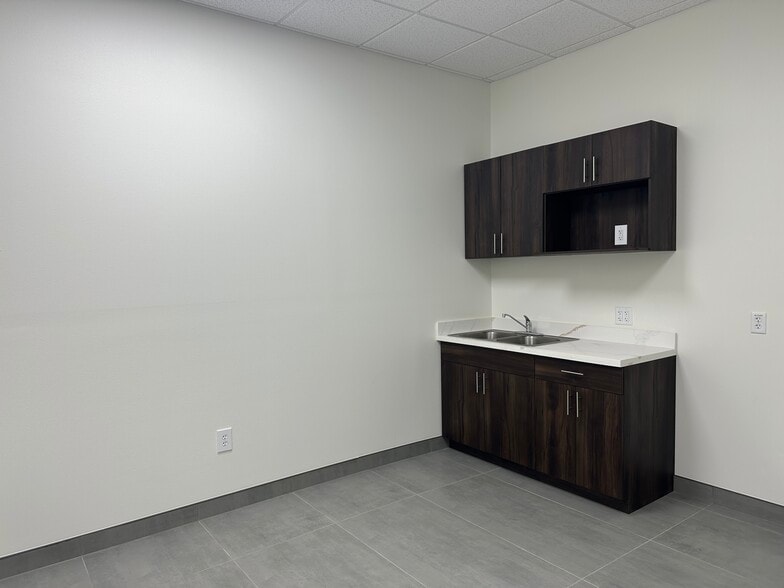 102 Tottenham Dr., Laredo, TX for lease - Building Photo - Image 2 of 10