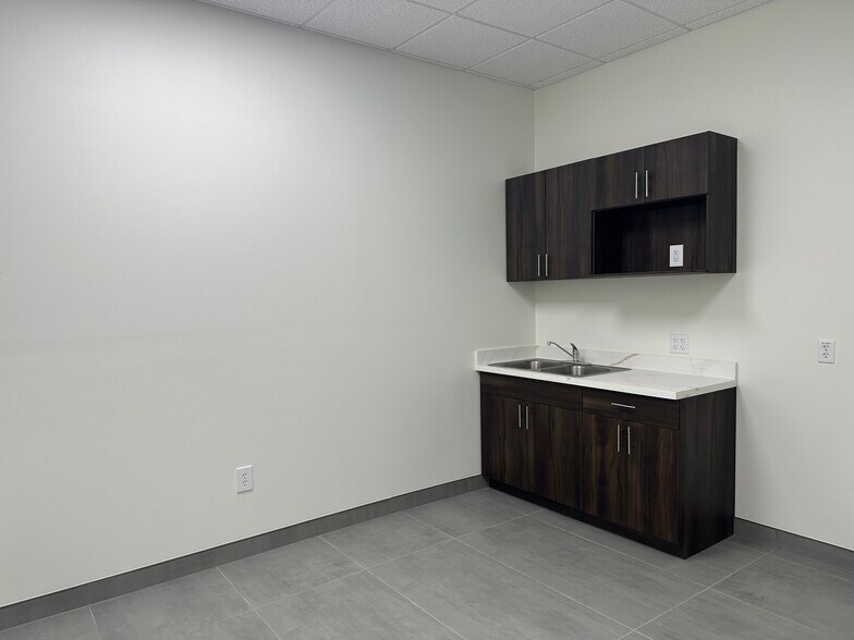 102 Tottenham Dr., Laredo, TX à louer - Photo du bâtiment - Image 2 de 10