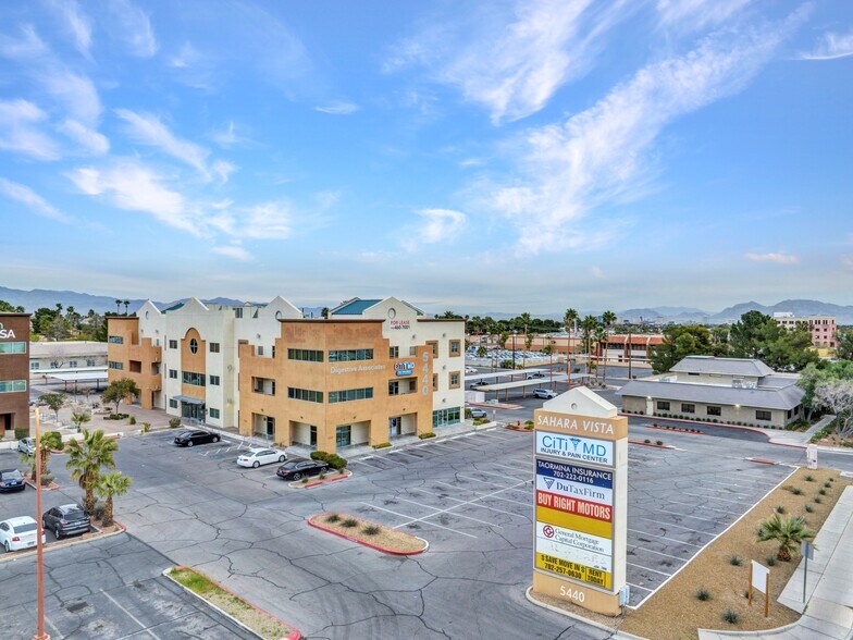 5440 W Sahara Ave, Las Vegas, NV à louer - Photo du bâtiment - Image 3 de 21