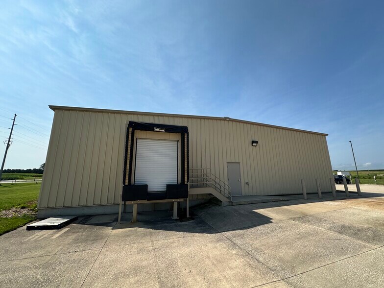 100 N Industrial Pky, West Union, IA à vendre - Photo du bâtiment - Image 2 de 5