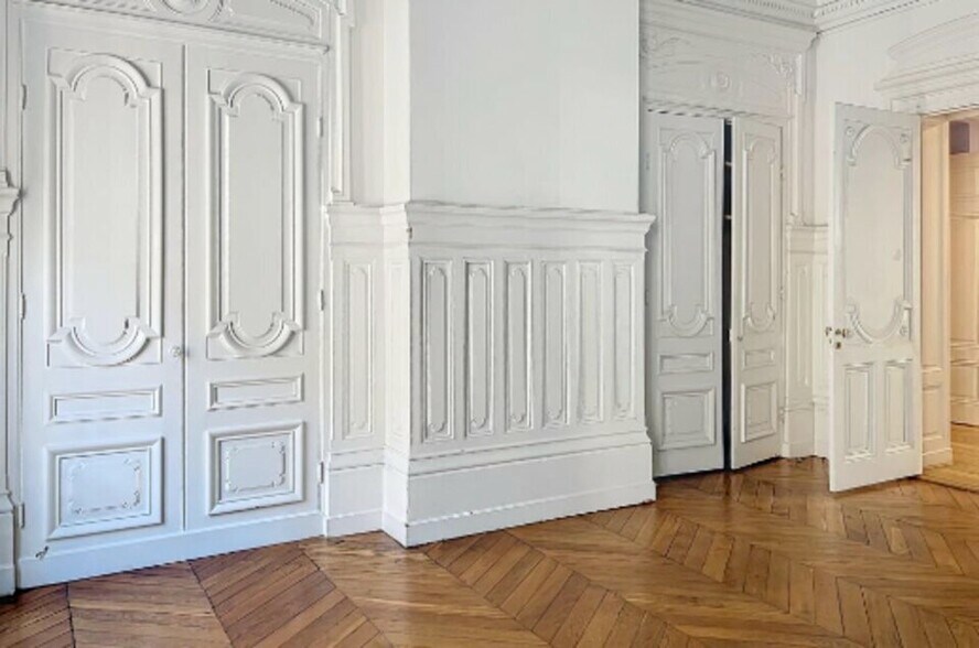 Multifamily in Lyon for sale - Interior Photo - Image 3 of 8