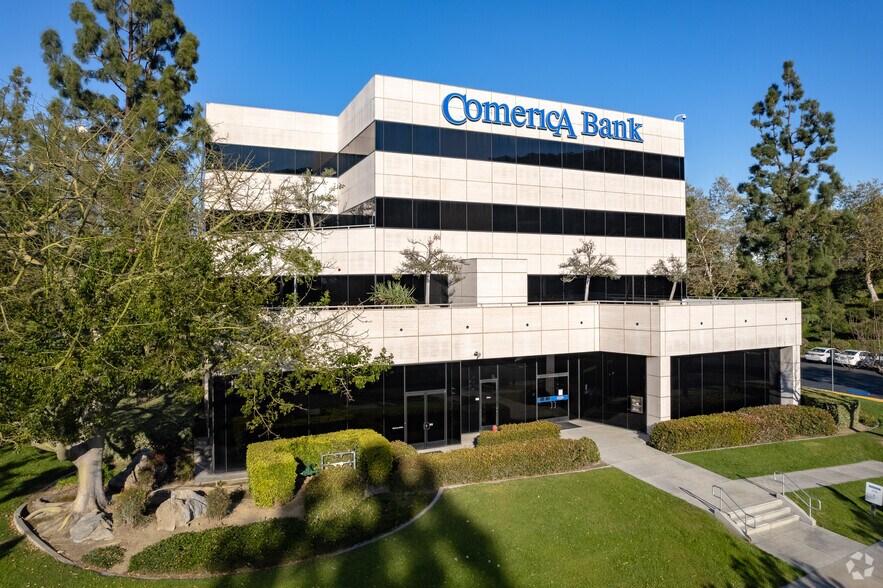 13200 Crossroads Parkway N, City Of Industry, CA à louer - Photo du bâtiment - Image 1 de 6