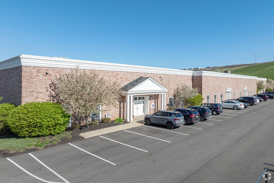 10055 Sweet Valley Dr, Valley View, OH à louer - Photo du bâtiment - Image 2 de 7