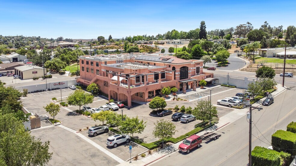 202 W College St, Fallbrook, CA à louer - Photo du bâtiment - Image 2 de 10