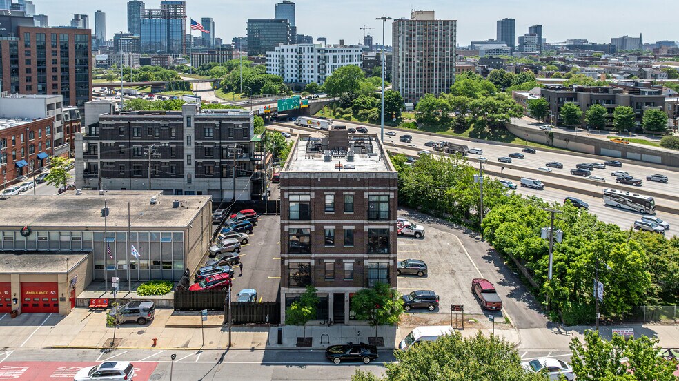 1135 W Chicago Ave, Chicago, IL à louer - Photo du bâtiment - Image 2 de 4