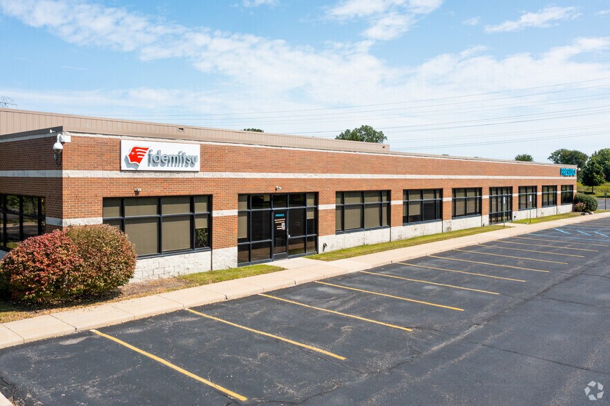 48325 Alpha Dr, Wixom, MI à vendre - Photo du bâtiment - Image 3 de 6