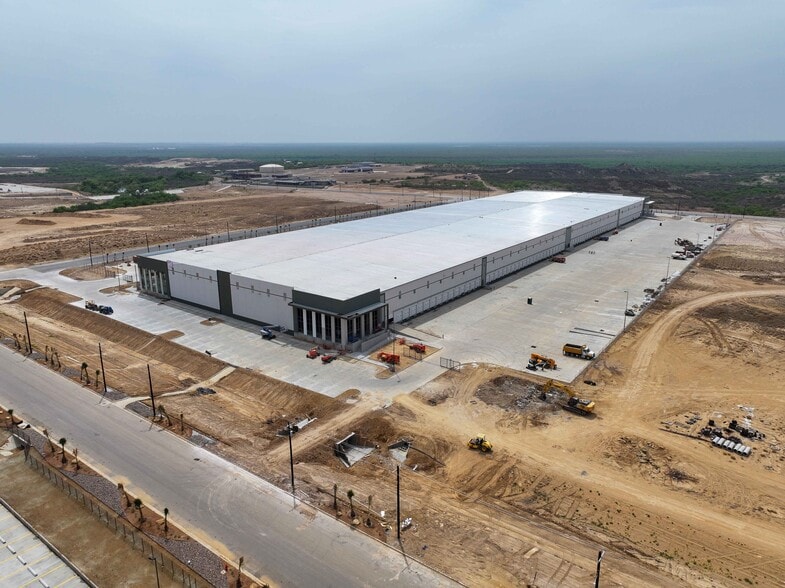 21648 Kraus Lp, Laredo, TX à louer - Photo du bâtiment - Image 3 de 4