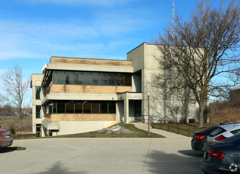 1060 Guelph St, Kitchener, ON à louer - Photo du bâtiment - Image 3 de 4