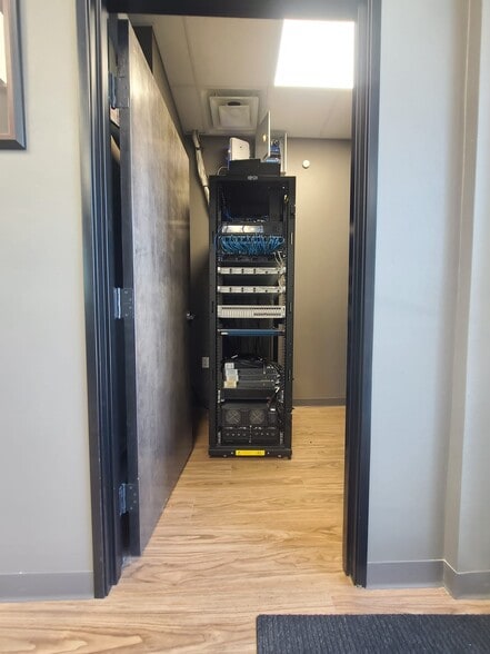 240 O Connor Ridge Blvd, Irving, TX à vendre - Photo du bâtiment - Image 3 de 18