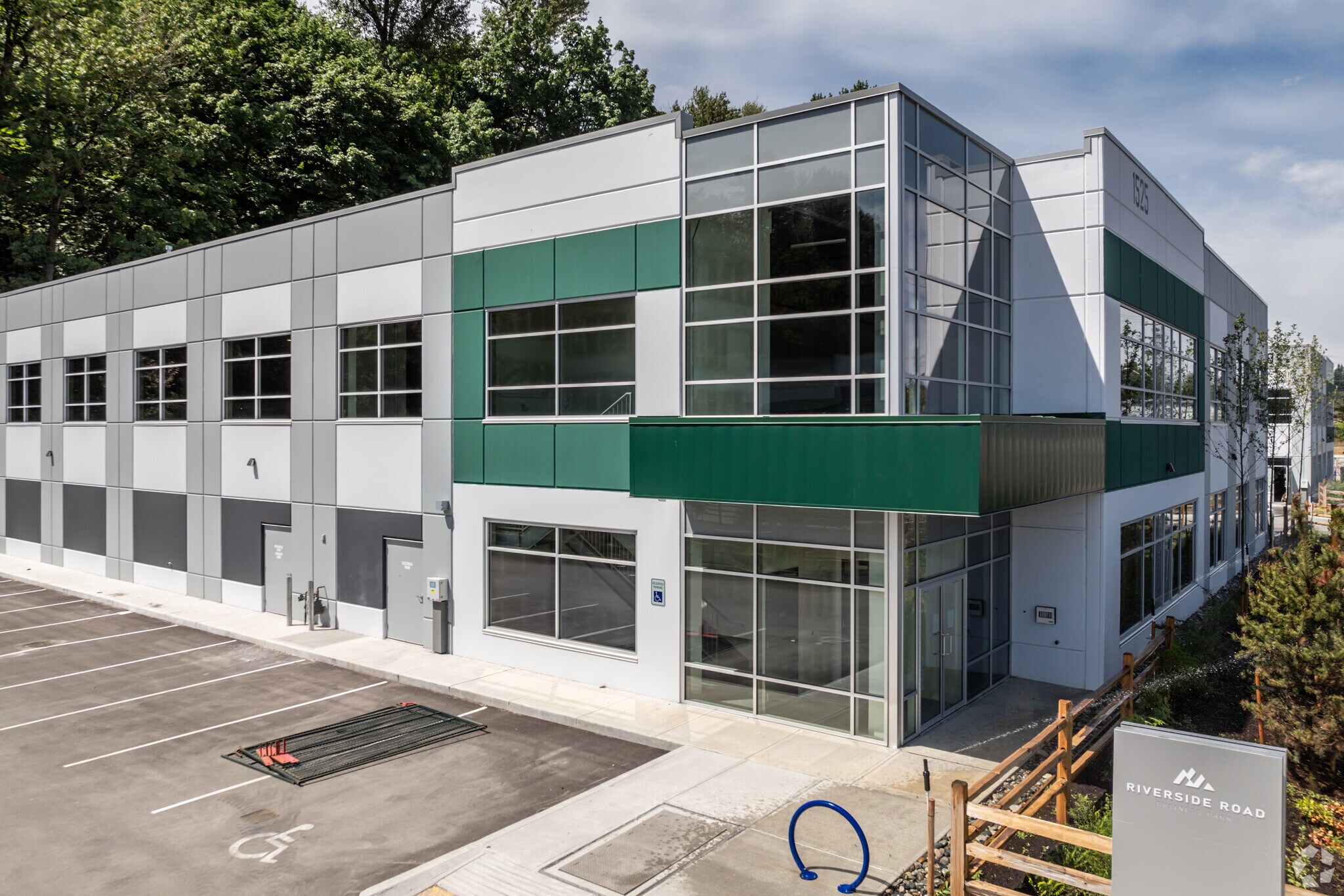 1525 Riverside Rd, Abbotsford, BC à vendre Photo du bâtiment- Image 1 de 5