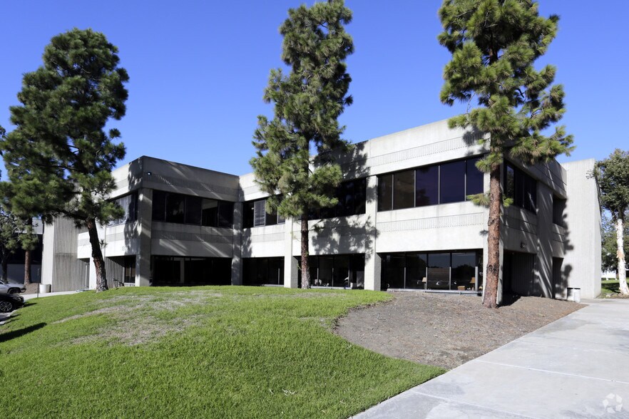 18004 Sky Park Cir, Irvine, CA à louer - Photo du bâtiment - Image 2 de 25