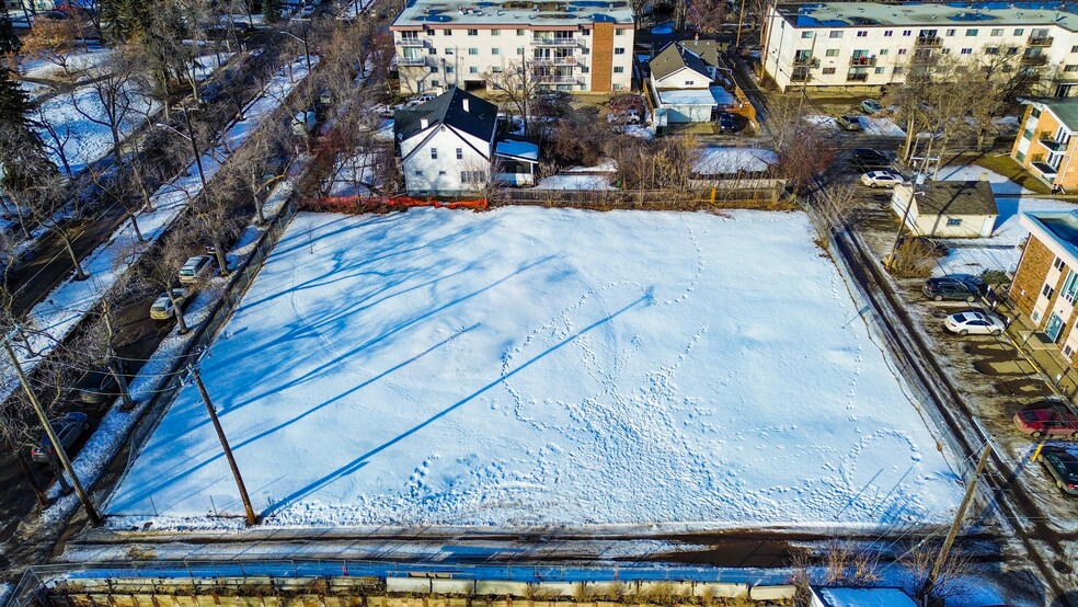 10225 121 St NW, Edmonton, AB à vendre - Photo du bâtiment - Image 2 de 6