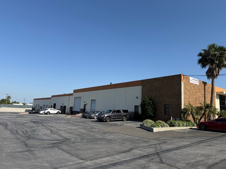 2700-2730 N Temple Ave, Long Beach, CA à louer - Photo du bâtiment - Image 1 de 15