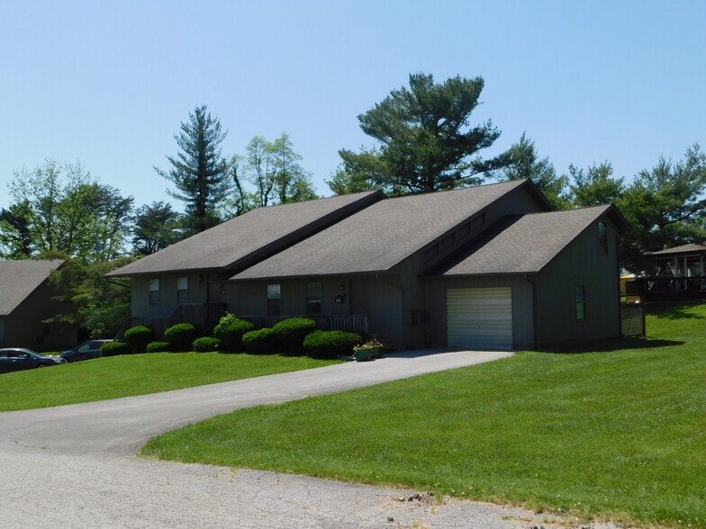 100 Walnut Tree Dr, Salem, IN for sale - Building Photo - Image 3 of 16