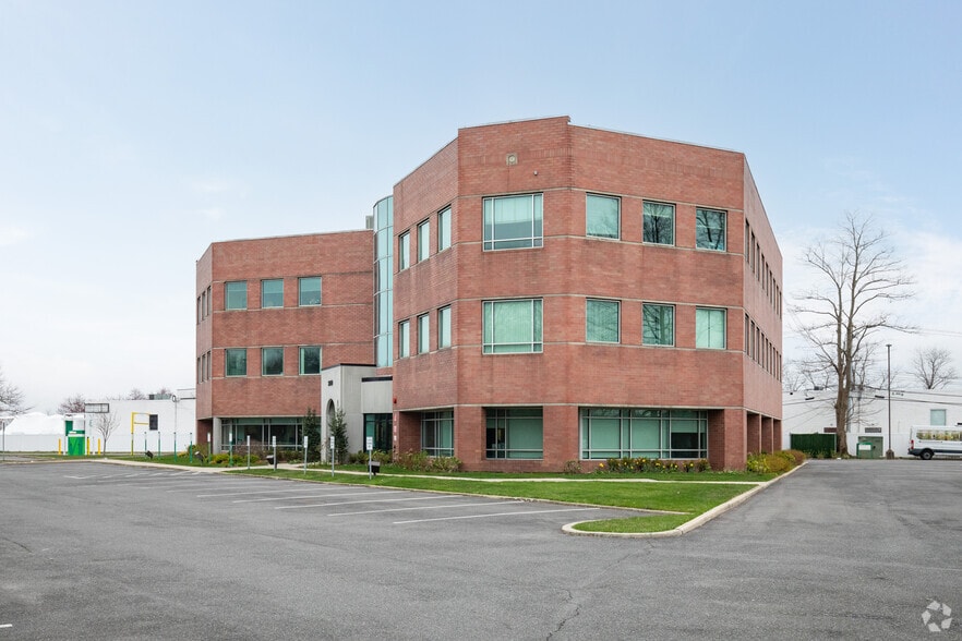 3880 Veterans Memorial Hwy, Bohemia, NY à vendre - Photo du bâtiment - Image 2 de 23