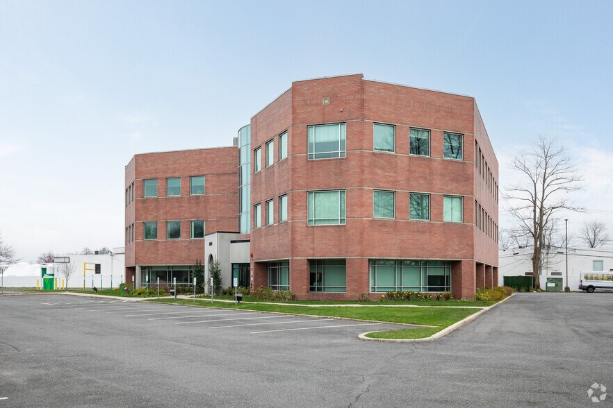 3880 Veterans Memorial Hwy, Bohemia, NY à vendre - Photo du bâtiment - Image 2 de 6