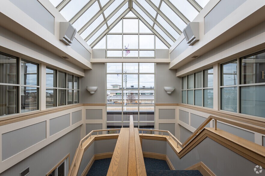 350 Lincoln St, Hingham, MA à louer - Hall d’entrée - Image 3 de 11