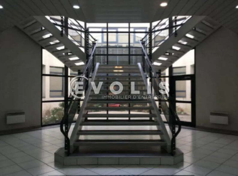 Office in Guyancourt for lease - Building Photo - Image 3 of 5