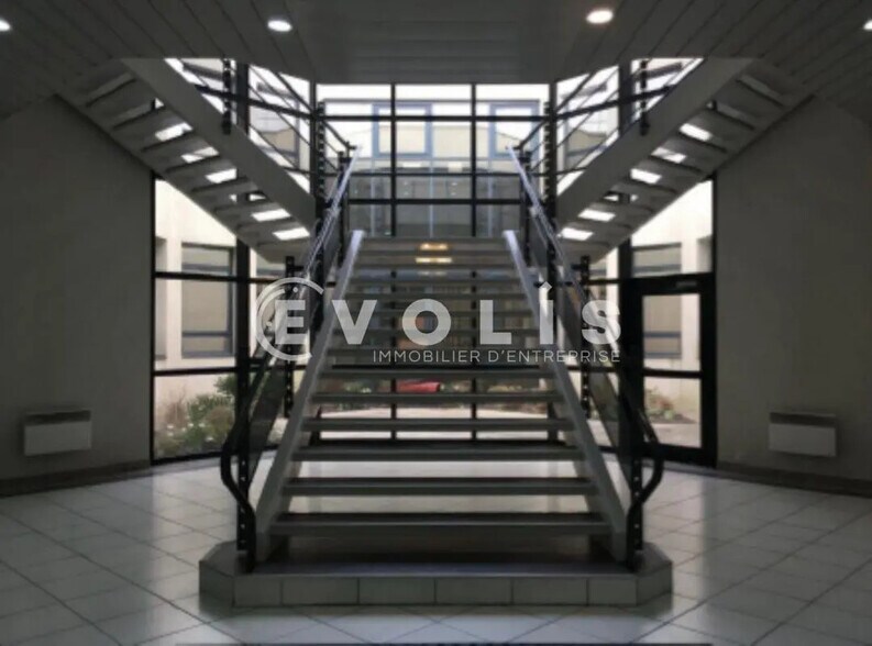 Bureau dans Guyancourt à louer - Photo du bâtiment - Image 3 de 5