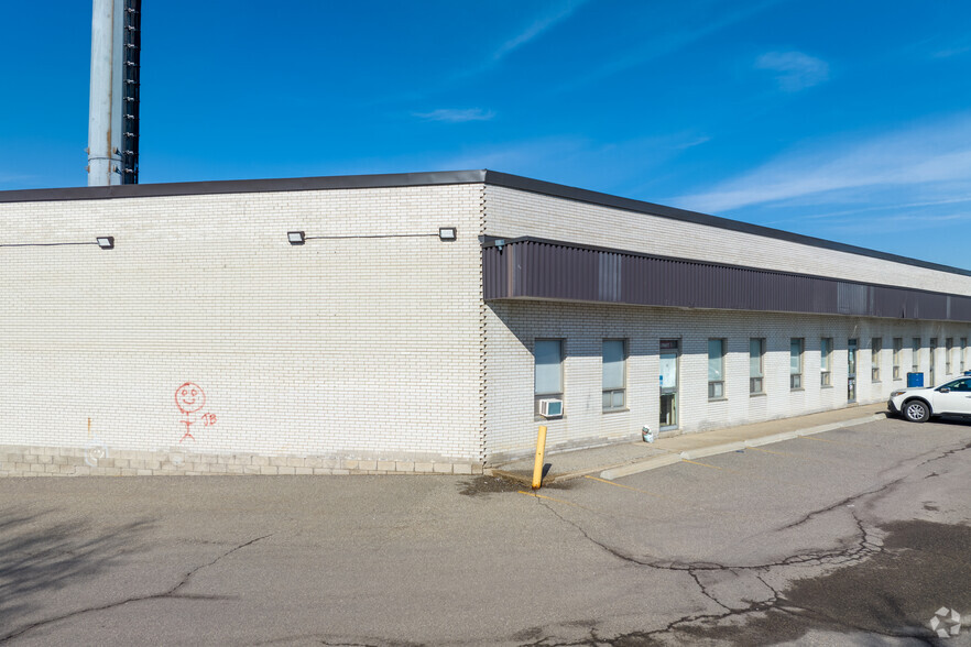 135 Ormont Dr, Toronto, ON for lease - Building Photo - Image 2 of 6