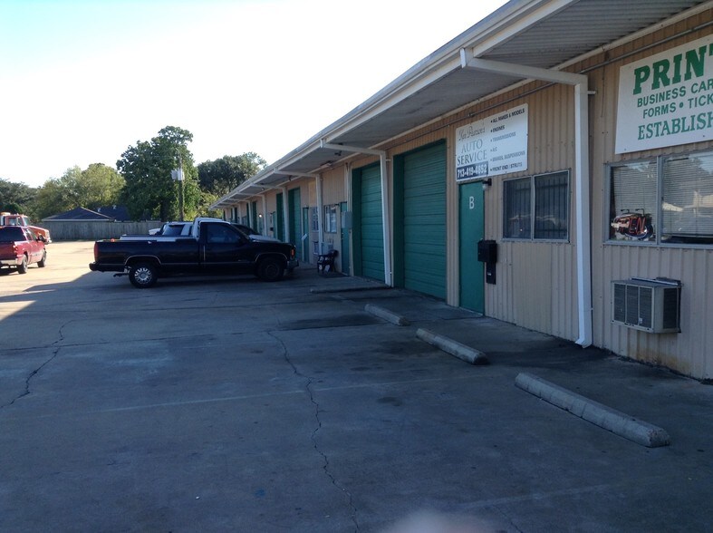 6101 Pinemont Dr, Houston, TX à louer - Photo du bâtiment - Image 3 de 6