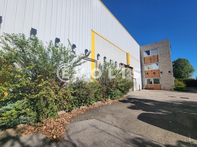 Flex in Vaulx-en-Velin for lease - Building Photo - Image 1 of 23