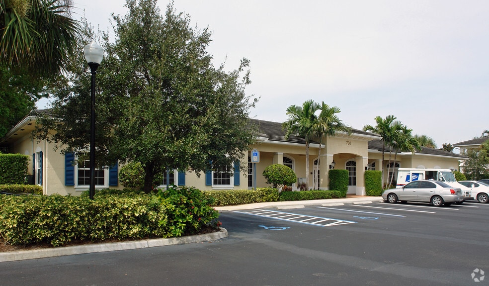 700 Village Square Crossings, Palm Beach Gardens, FL for sale - Building Photo - Image 2 of 7