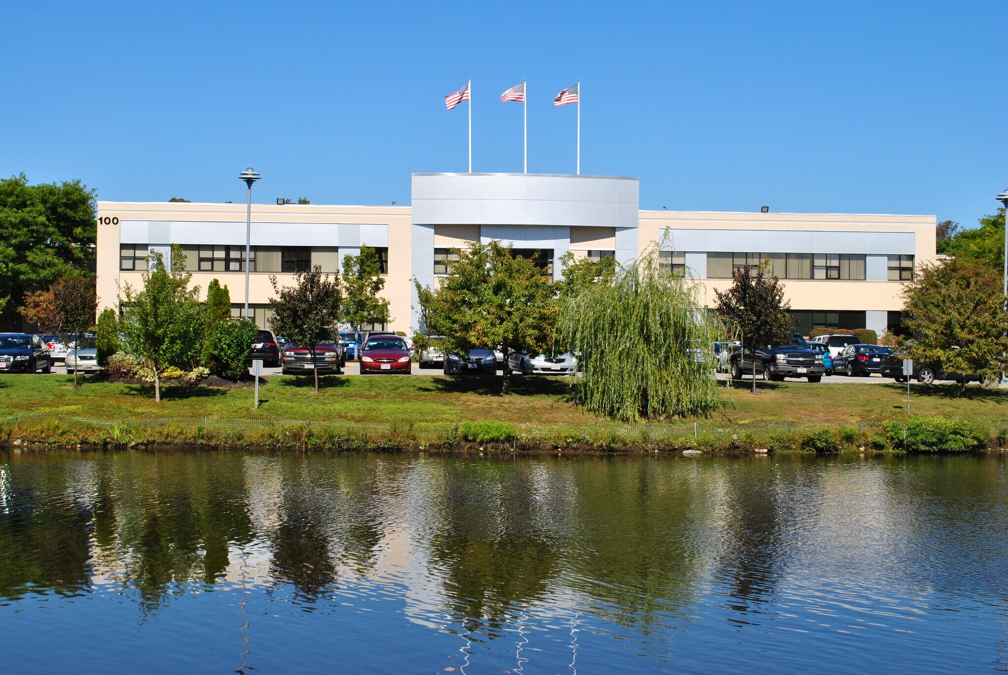100 Tradecenter Dr, Woburn, MA à louer Photo du bâtiment- Image 1 de 18