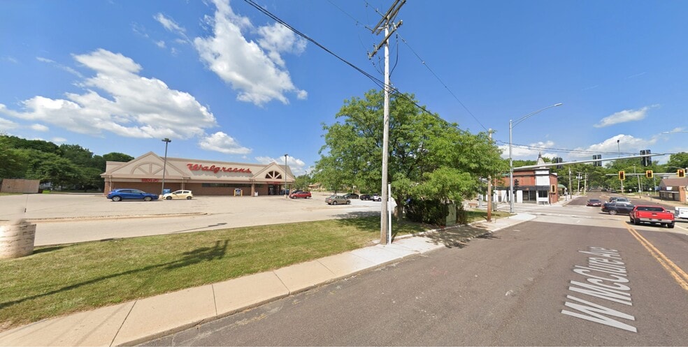 2515 N Knoxville Ave, Peoria, IL à louer - Photo du bâtiment - Image 3 de 5