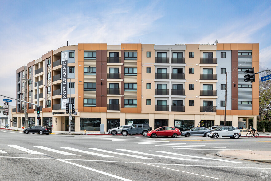 11701 W Gateway Blvd, Los Angeles, CA for lease - Primary Photo - Image 1 of 22