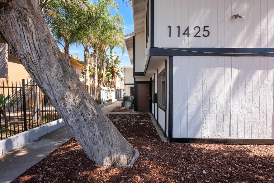 11425 Tiara St, North Hollywood, CA à vendre - Photo du bâtiment - Image 3 de 13