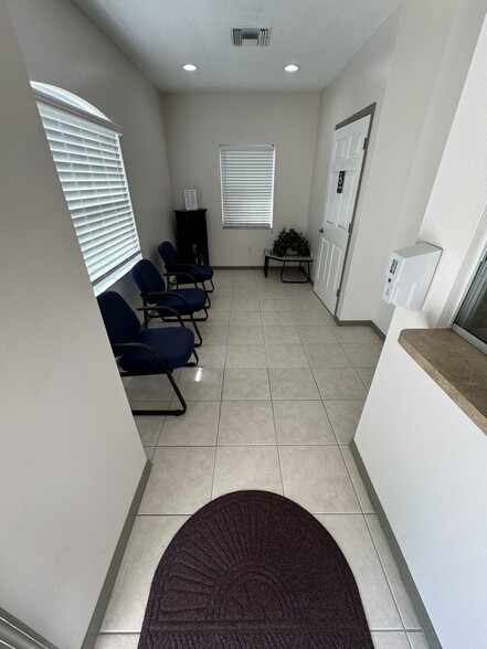 3250-3258 Cove Bend Dr, Lutz, FL à louer - Hall d entr e - Image 3 de 14