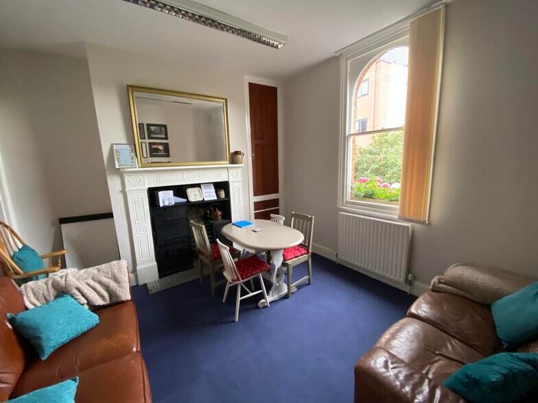 48 Middle Hillgate, Stockport for sale - Interior Photo - Image 2 of 10