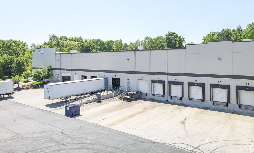 2201 Interstate North Dr, Charlotte, NC à louer - Photo du bâtiment - Image 3 de 13