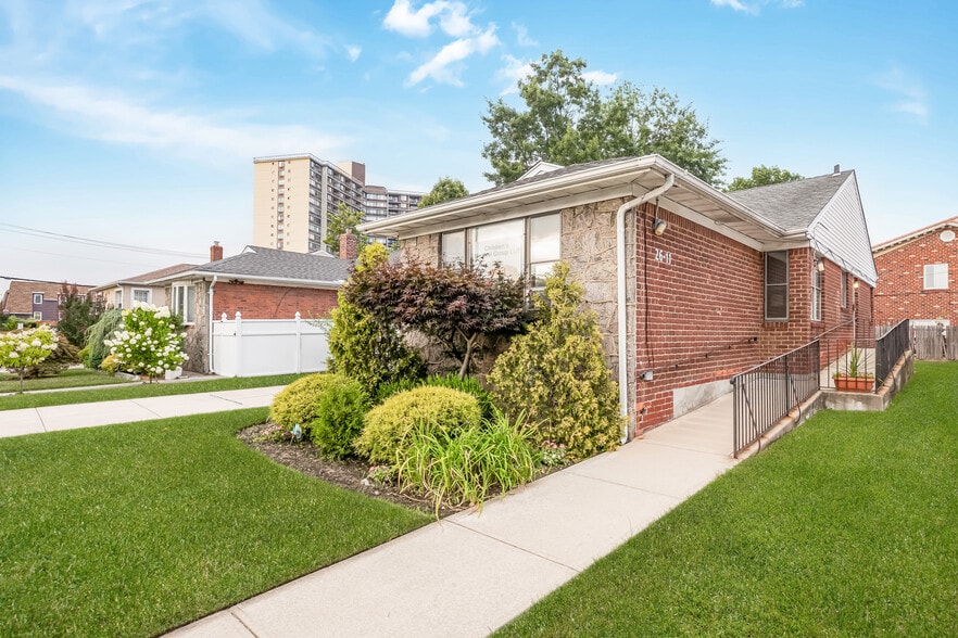2611 Corporal Kennedy St, Bayside, NY à vendre - Photo du bâtiment - Image 3 de 26
