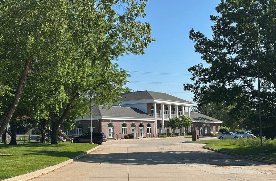 3424 Ep True Pky, West Des Moines, IA à vendre - Photo du bâtiment - Image 2 de 11