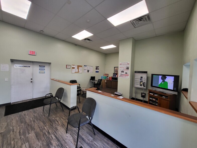 4320 E 15th St, Bradenton, FL for lease - Interior Photo - Image 2 of 16