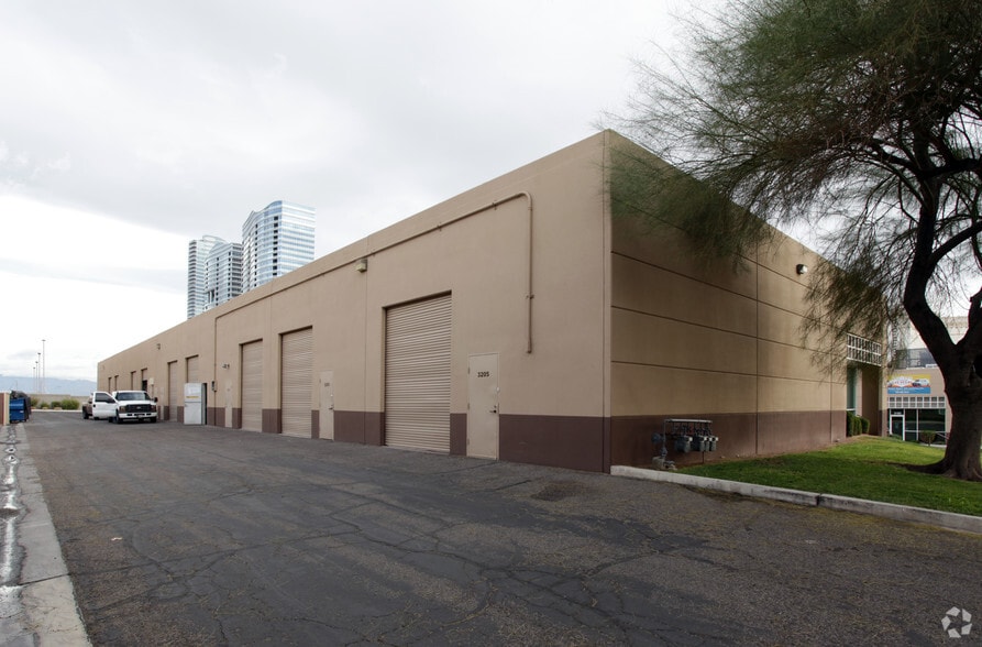 3205-3237 W Tompkins Ave, Las Vegas, NV à louer - Photo du bâtiment - Image 2 de 5