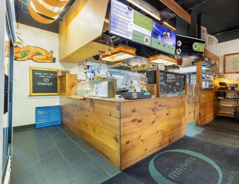 1627-1633 Rue Saint-Denis, Montréal, QC for sale - Building Photo - Image 2 of 8