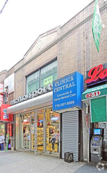 82-09 Roosevelt Ave, Jackson Heights, NY à vendre - Photo du bâtiment - Image 3 de 6