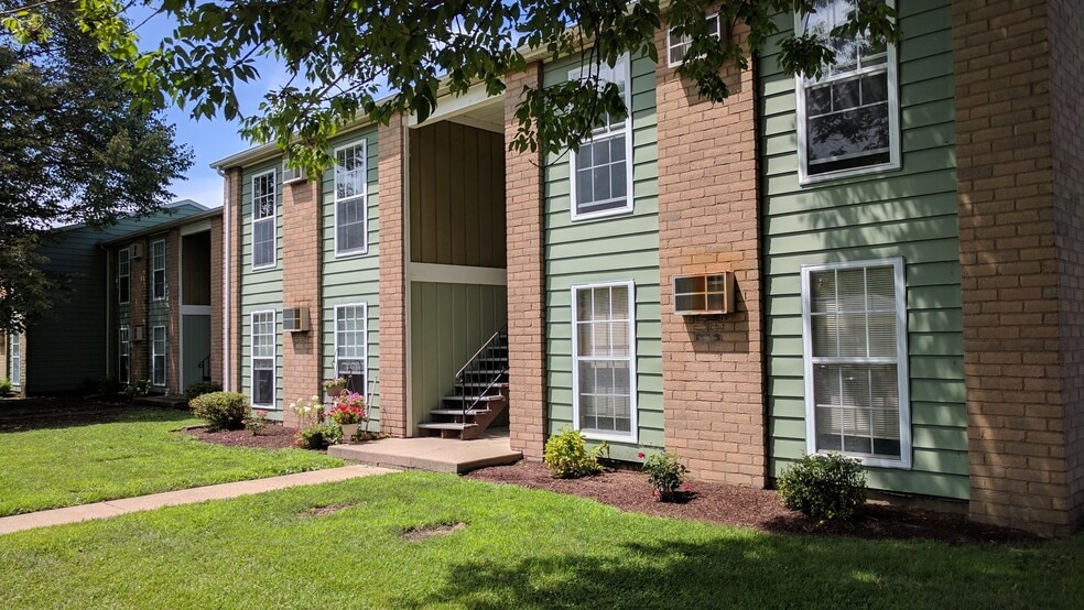 811-903 N Illini Ave, Pontiac, IL à vendre - Photo du bâtiment - Image 2 de 14