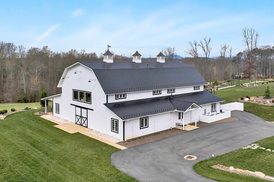 9945 Brooks Mill Rd, Burnt Chimney, VA à vendre - Photo du bâtiment - Image 2 de 28