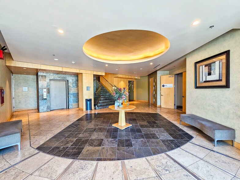 6301 S McClintock Dr, Tempe, AZ à louer - Photo du bâtiment - Image 2 de 3