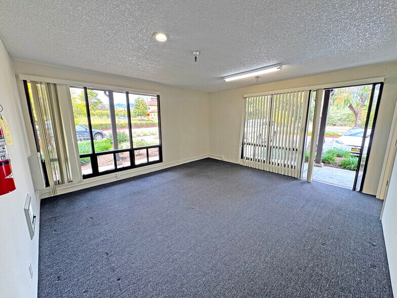 6487 Calle Real, Goleta, CA à louer - Photo intérieure - Image 3 de 8